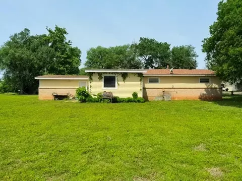 Exterior - 300 Division St, Arcadia, OK 73007 photo 3 of 13
