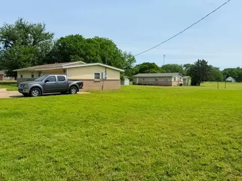 Exterior - 300 Division St, Arcadia, OK 73007 photo 8 of 13