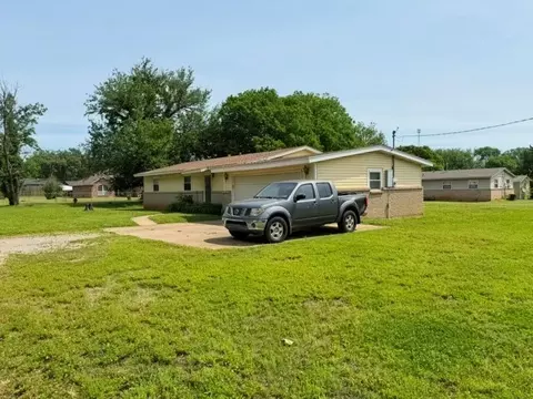 Exterior - 300 Division St, Arcadia, OK 73007 photo 10 of 13