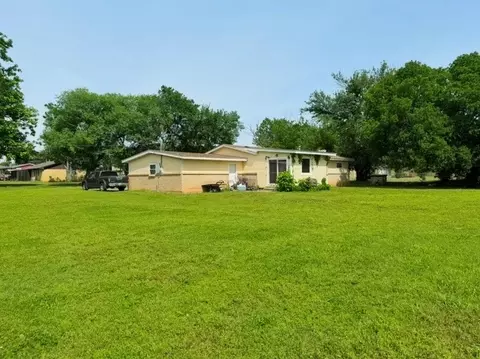 Exterior - 300 Division St, Arcadia, OK 73007 photo 4 of 13