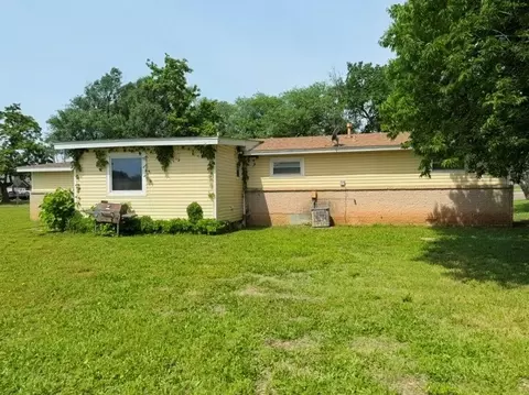 Exterior - 300 Division St, Arcadia, OK 73007 photo 2 of 13