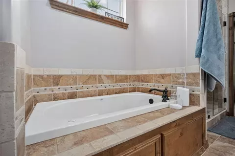 Bath - 1467 Conrad Ct, Mcloud, OK 74851 photo 2 of 5