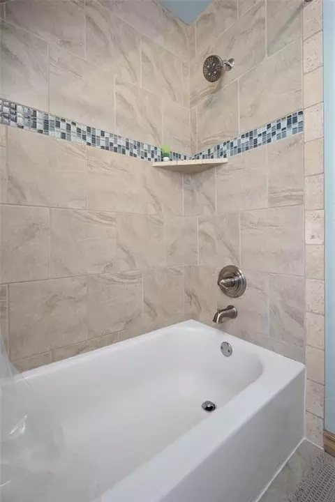 Bath - 1467 Conrad Ct, Mcloud, OK 74851 photo 5 of 5