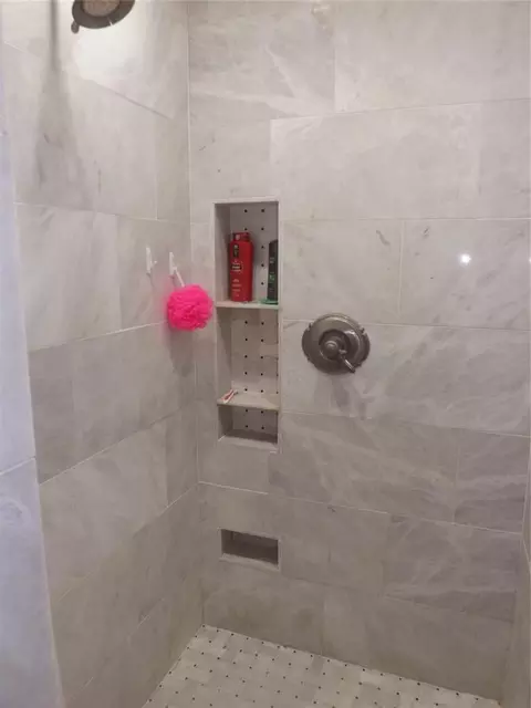 Bath - 608 E Davis St, Tipton, OK 73570 photo 5 of 7