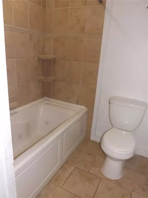 Bath - 608 E Davis St, Tipton, OK 73570 photo 4 of 7
