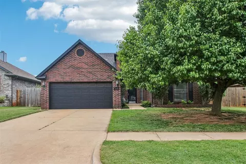 625 Fire Light Dr, Moore, OK 73160