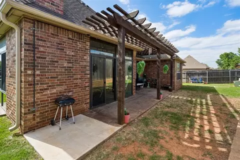 Exterior - 1314 Ladera Cir, Moore, OK 73160 photo 8 of 9