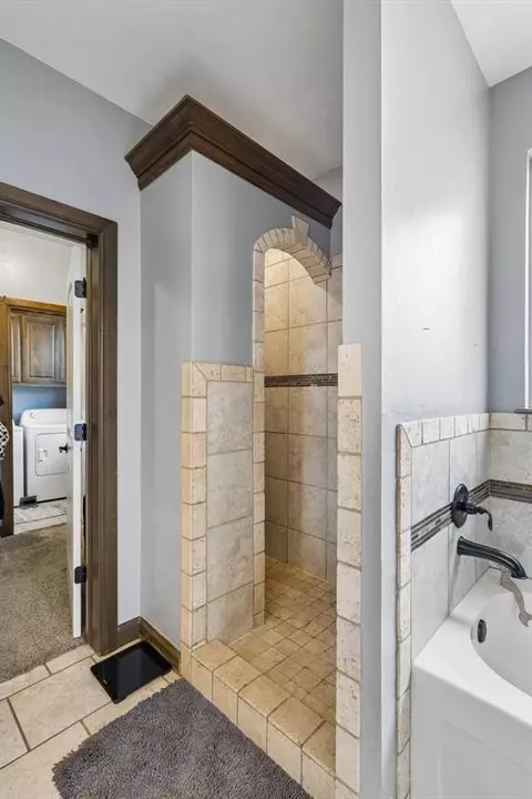 Bath - 1314 Ladera Cir, Moore, OK 73160 photo 3 of 8