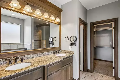 Bath - 1314 Ladera Cir, Moore, OK 73160 photo 2 of 7