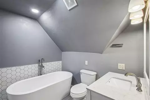Bath - 1314 Ladera Cir, Moore, OK 73160 photo 4 of 7
