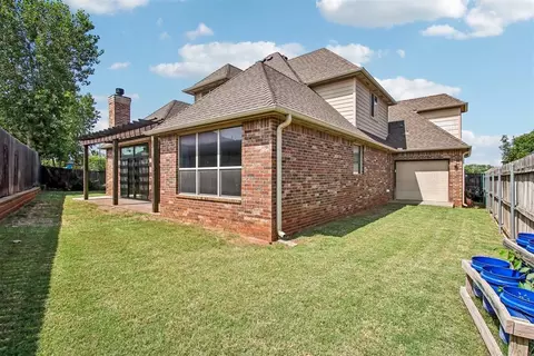 Exterior - 1314 Ladera Cir, Moore, OK 73160 photo 8 of 10