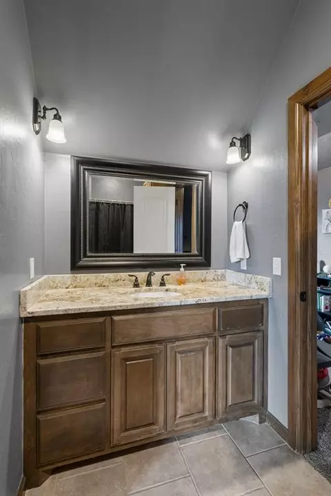 Bath - 1314 Ladera Cir, Moore, OK 73160 photo 4 of 8