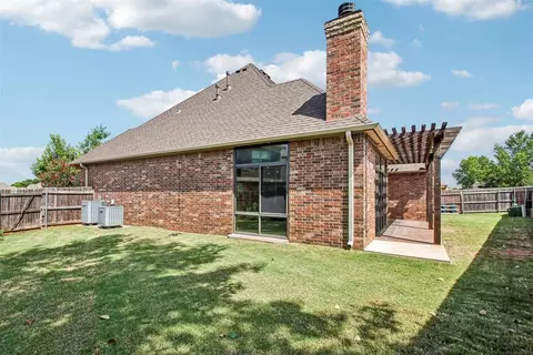 Exterior - 1314 Ladera Cir, Moore, OK 73160 photo 7 of 10