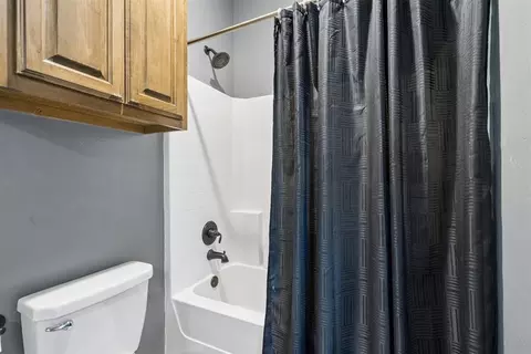 Bath - 1314 Ladera Cir, Moore, OK 73160 photo 5 of 8