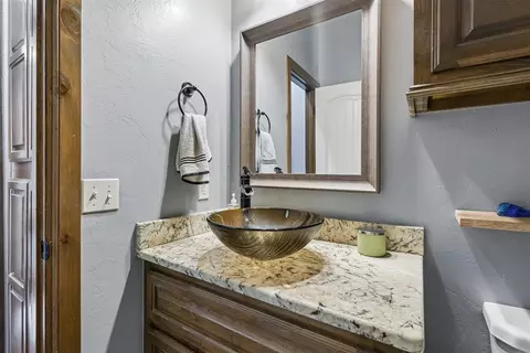 Bath - 1314 Ladera Cir, Moore, OK 73160 photo 6 of 8