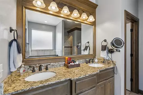 Bath - 1314 Ladera Cir, Moore, OK 73160 photo 1 of 8