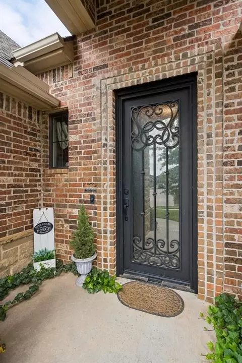 Exterior - 1314 Ladera Cir, Moore, OK 73160 photo 5 of 9