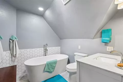 Bath - 1314 Ladera Cir, Moore, OK 73160 photo 8 of 8