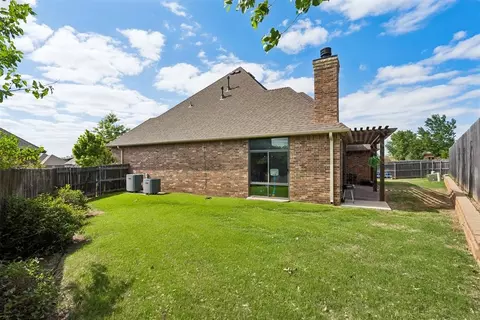 Exterior - 1314 Ladera Cir, Moore, OK 73160 photo 9 of 9