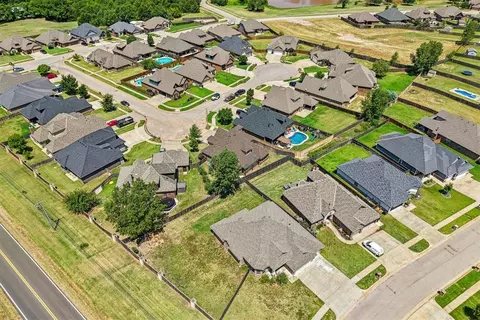View/Area - 1314 Ladera Cir, Moore, OK 73160 photo 4 of 4