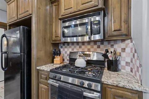 Kitchen - 1314 Ladera Cir, Moore, OK 73160 photo 5 of 6