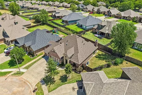 View/Area - 1314 Ladera Cir, Moore, OK 73160 photo 3 of 4