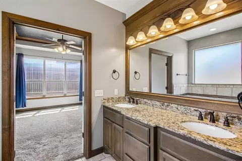 Bath - 1314 Ladera Cir, Moore, OK 73160 photo 3 of 7