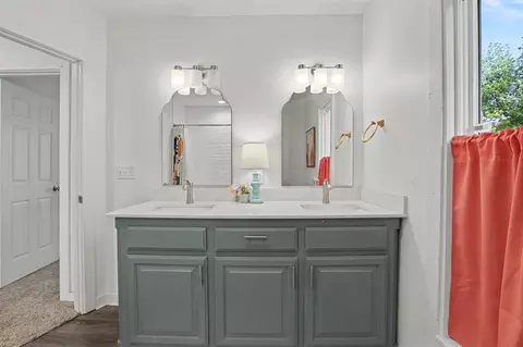 Bath - 411 E Vilas Ave, Guthrie, OK 73044 photo 3 of 4