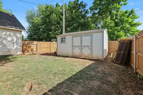 Exterior - 411 E Vilas Ave, Guthrie, OK 73044 photo 6 of 8