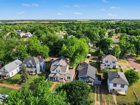 View/Area - 411 E Vilas Ave, Guthrie, OK 73044 photo 2 of 4