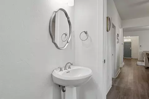 Entry Way - 411 E Vilas Ave, Guthrie, OK 73044 photo 2 of 5