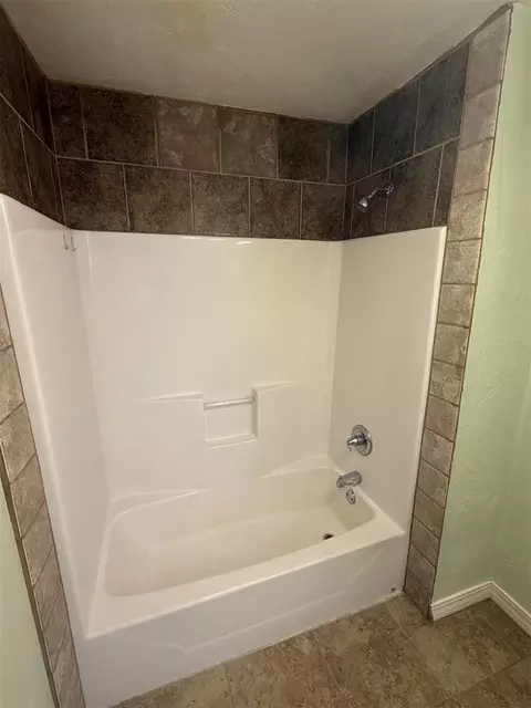 Bath - 721 N Kickapoo Ave, Shawnee, OK 74801 photo 4 of 4