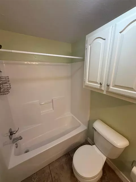 Bath - 721 N Kickapoo Ave, Shawnee, OK 74801 photo 2 of 4