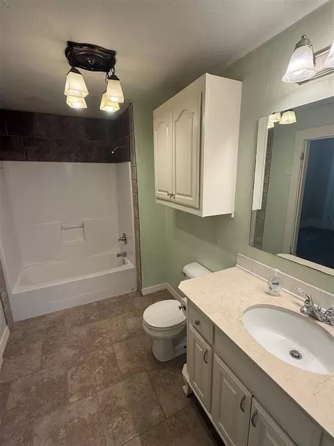 Bath - 721 N Kickapoo Ave, Shawnee, OK 74801 photo 3 of 4