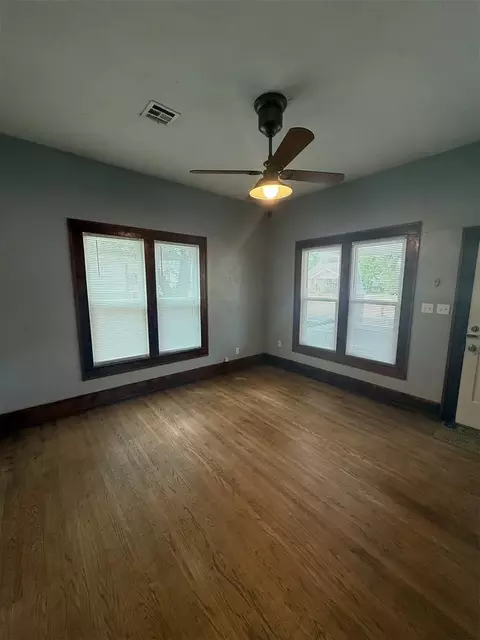 Living - 721 N Kickapoo Ave, Shawnee, OK 74801 photo 2 of 6