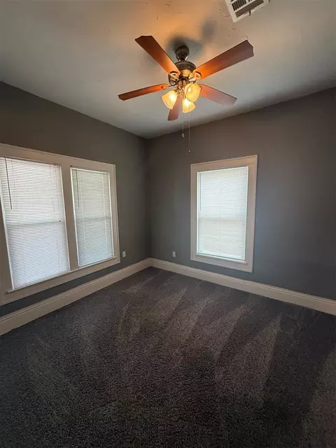 Bedroom - 721 N Kickapoo Ave, Shawnee, OK 74801 photo 4 of 7