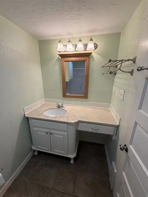 Bath - 721 N Kickapoo Ave, Shawnee, OK 74801 photo 1 of 4