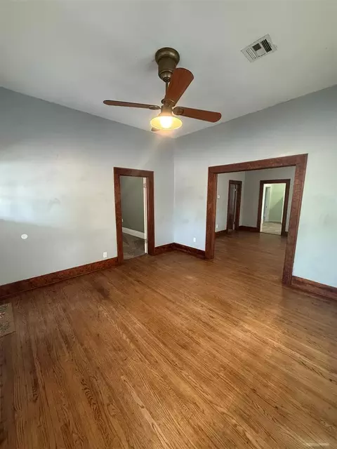 Living - 721 N Kickapoo Ave, Shawnee, OK 74801 photo 3 of 6