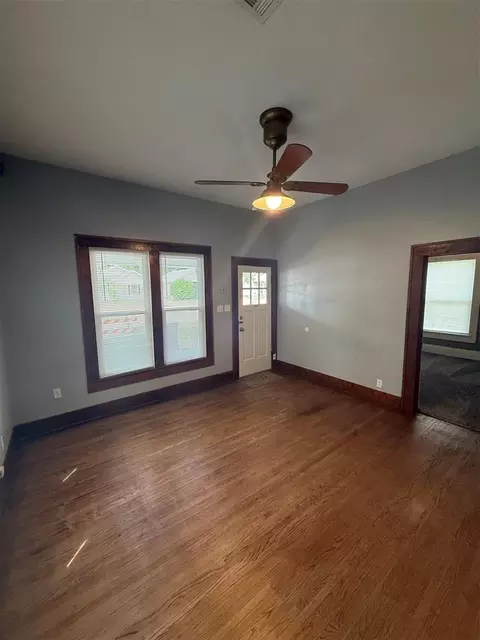 Living - 721 N Kickapoo Ave, Shawnee, OK 74801 photo 1 of 6