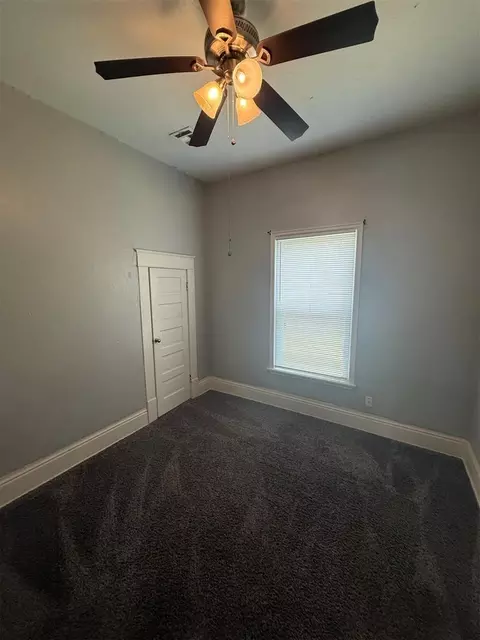 Bedroom - 721 N Kickapoo Ave, Shawnee, OK 74801 photo 3 of 7