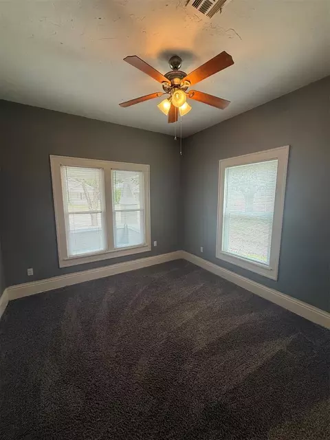 Bedroom - 721 N Kickapoo Ave, Shawnee, OK 74801 photo 5 of 7