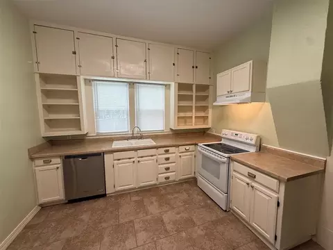 Kitchen - 721 N Kickapoo Ave, Shawnee, OK 74801 photo 1 of 3