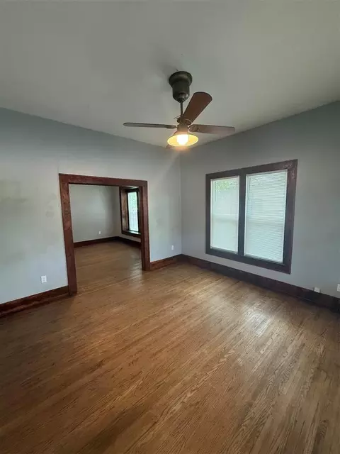 Living - 721 N Kickapoo Ave, Shawnee, OK 74801 photo 4 of 6