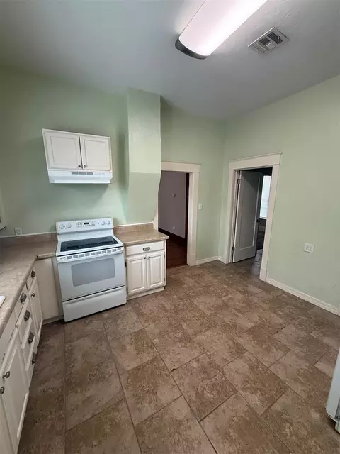 Kitchen - 721 N Kickapoo Ave, Shawnee, OK 74801 photo 3 of 3