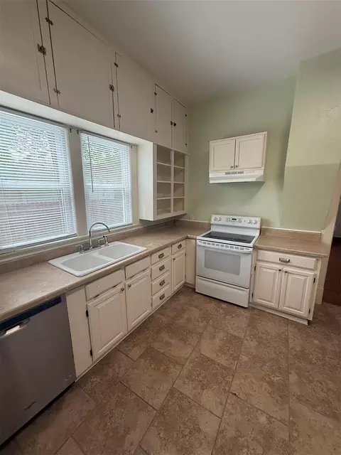 Kitchen - 721 N Kickapoo Ave, Shawnee, OK 74801 photo 2 of 3