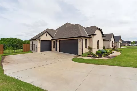 Exterior - 1111 Colonial Ave, Tuttle, OK 73089 photo 2 of 6