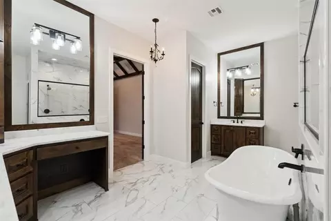 Bath - 1111 Colonial Ave, Tuttle, OK 73089 photo 4 of 8