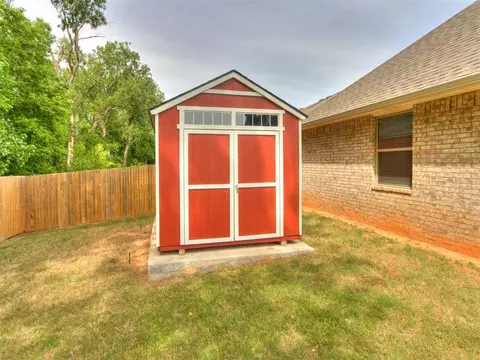 Exterior - 516 Side Track Rd, Yukon, OK 73099 photo 4 of 7