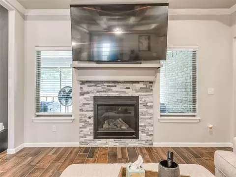 Living - 516 Side Track Rd, Yukon, OK 73099 photo 4 of 4