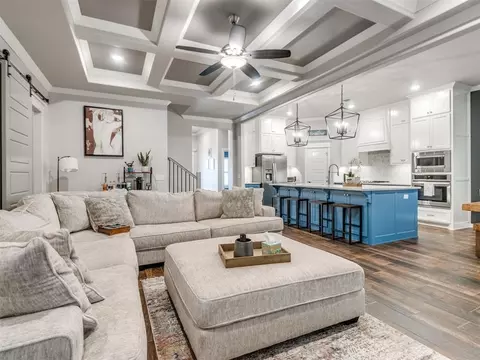 Living - 516 Side Track Rd, Yukon, OK 73099 photo 2 of 4